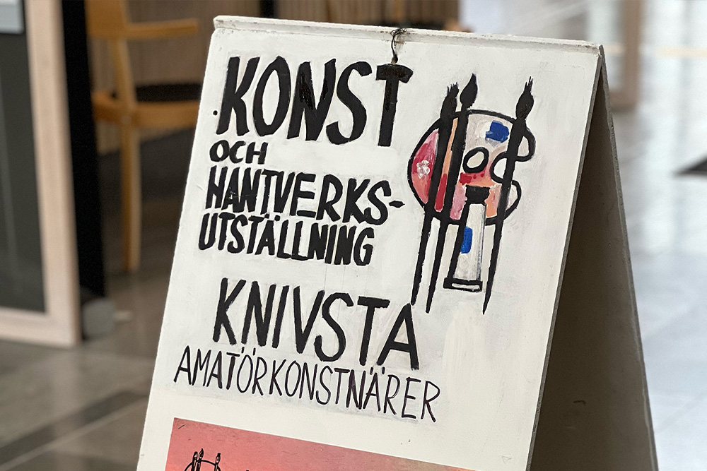 Skylt med texten Konst och hantverksutställning Knivsta amatörkonstnärer och en bild på en färgpalett